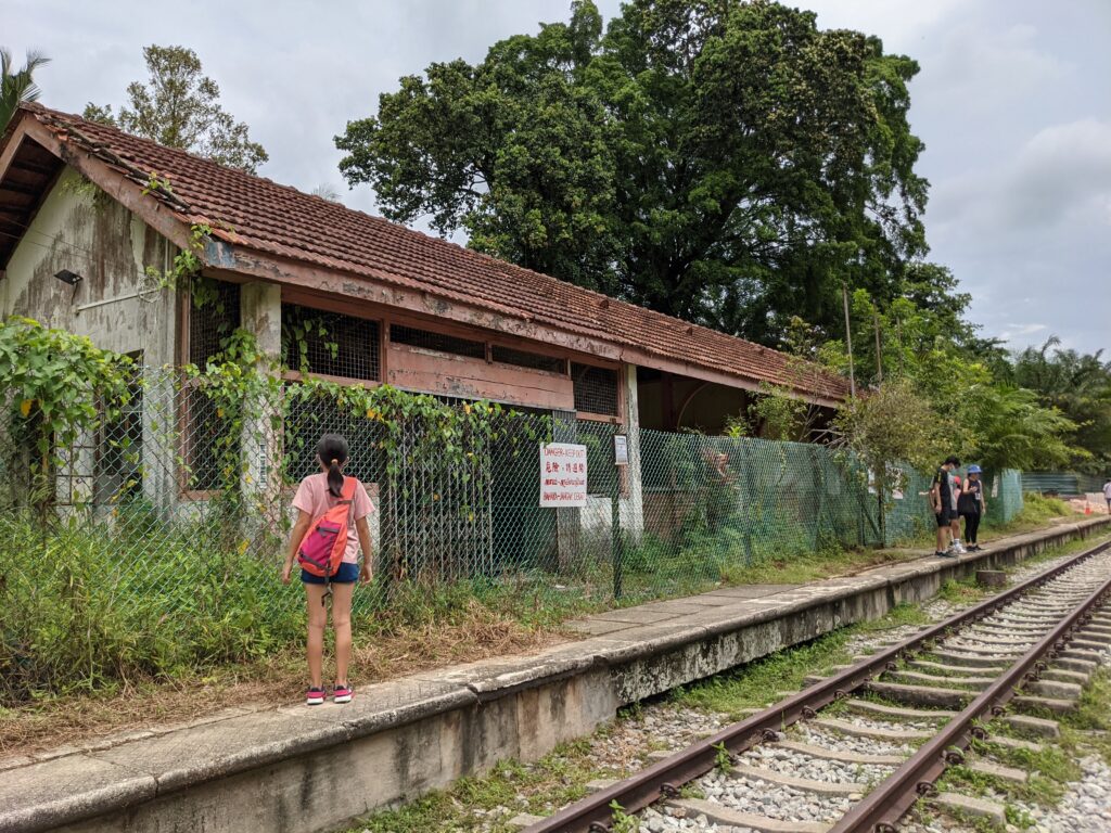 旧ブキティマ駅跡（Old Bukit Timah Railway Station）の前にたたずむ女の子