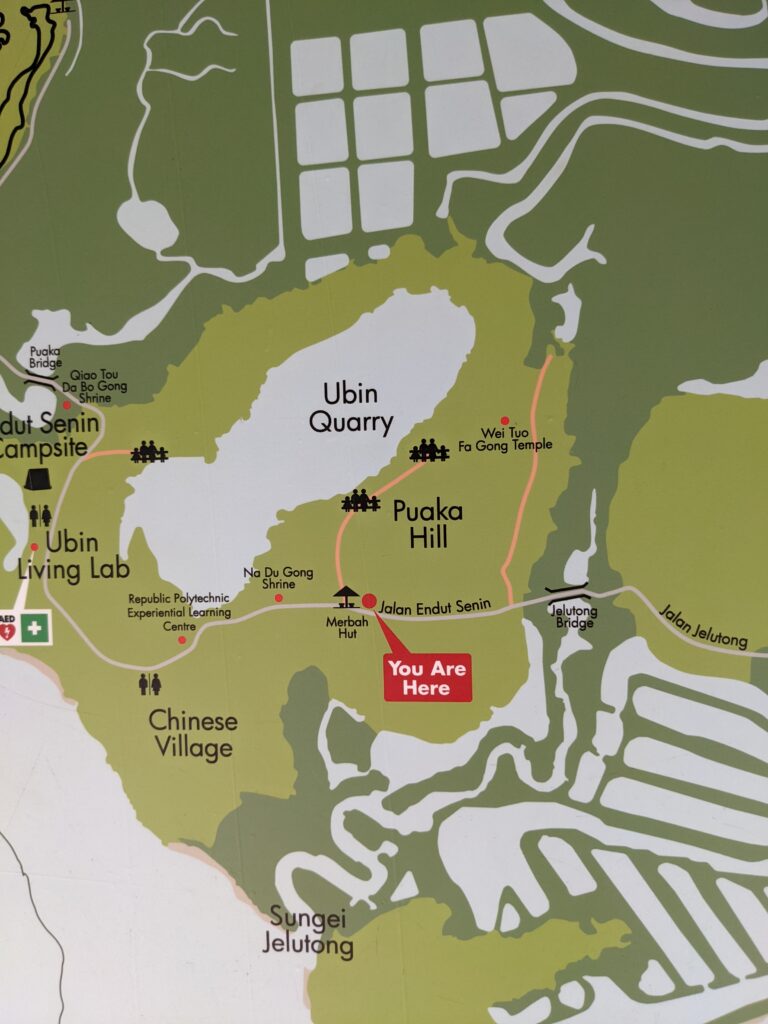 ウビン島 ブキット・プアカ（Bukit Puaka：Puaka丘）の地図看板